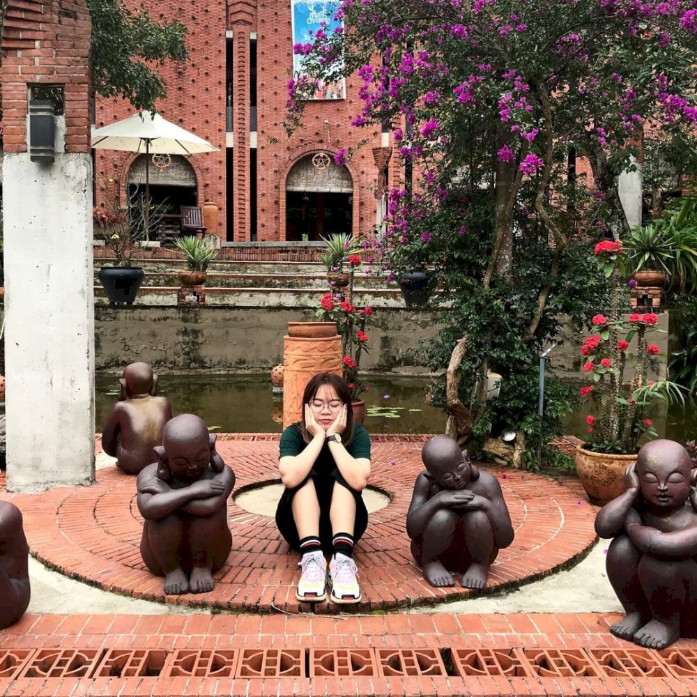 Visitors should wear comfortable clothing and shoes, especially avoiding high heels, to easily walk around the village and enjoy the pottery-making experience